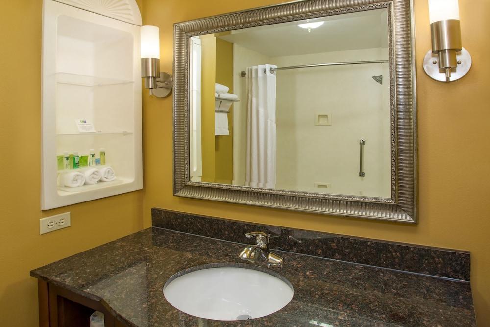 Holiday Inn Express Hotel & Suites Richmond By Ihg Exterior photo