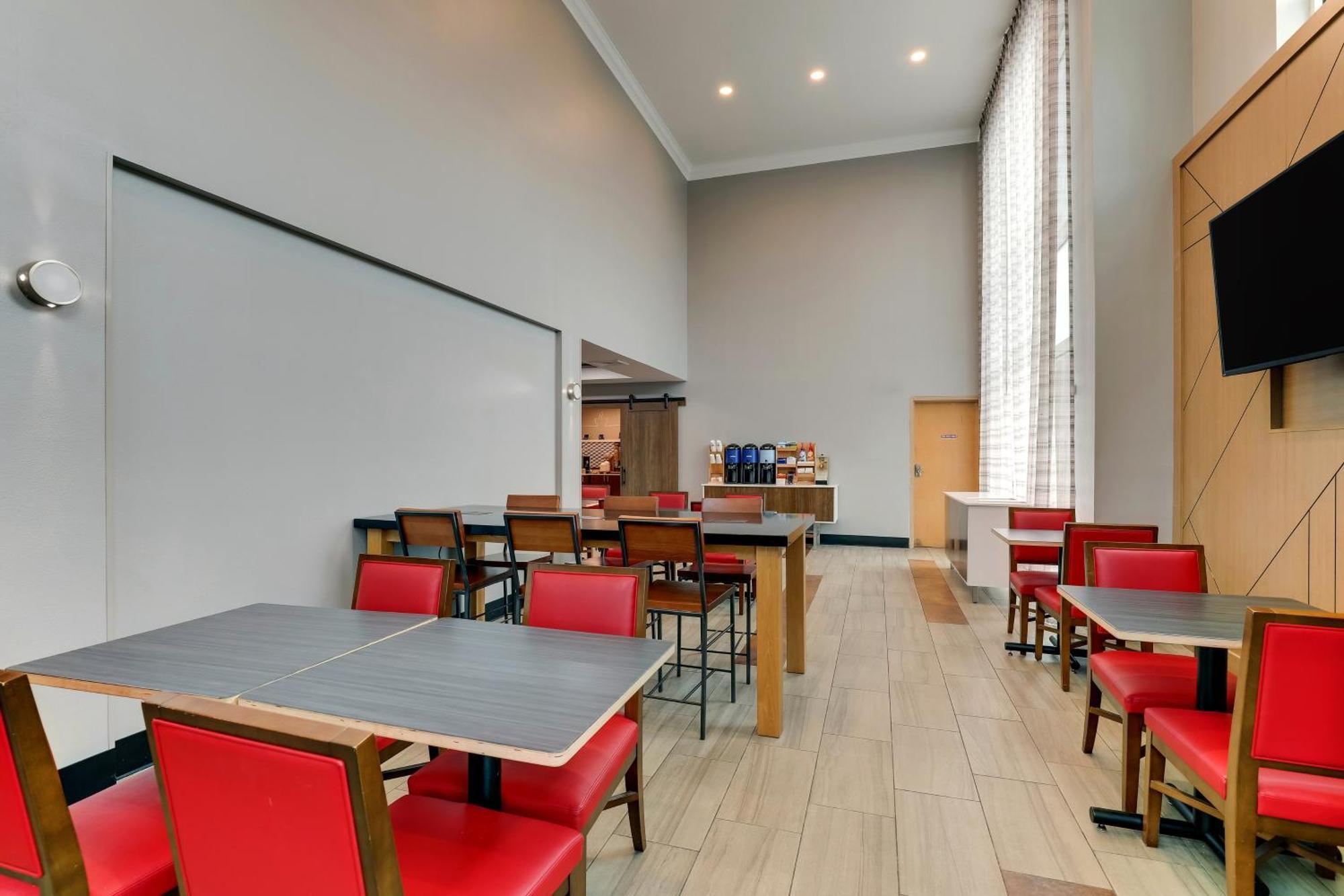 Holiday Inn Express Hotel & Suites Richmond By Ihg Exterior photo