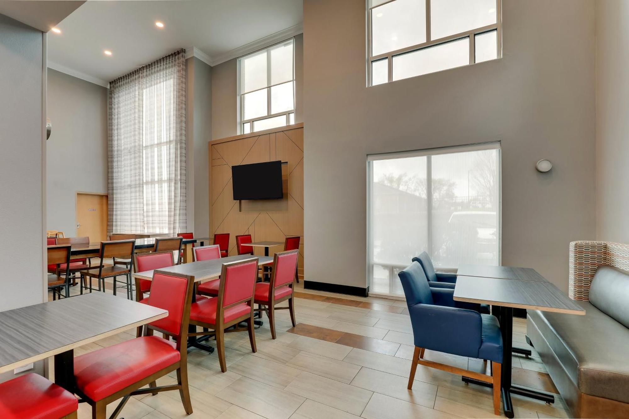 Holiday Inn Express Hotel & Suites Richmond By Ihg Exterior photo