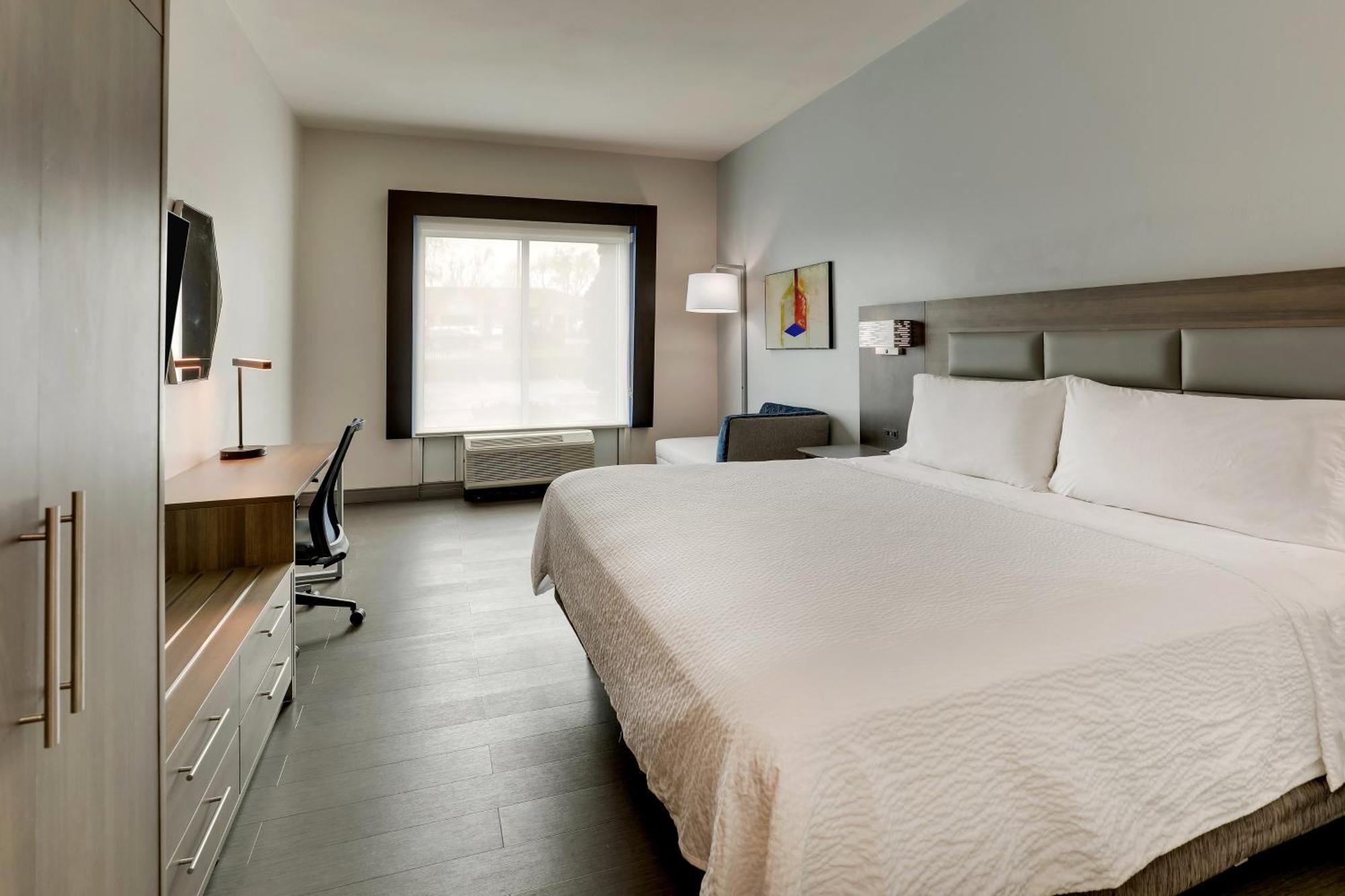 Holiday Inn Express Hotel & Suites Richmond By Ihg Exterior photo