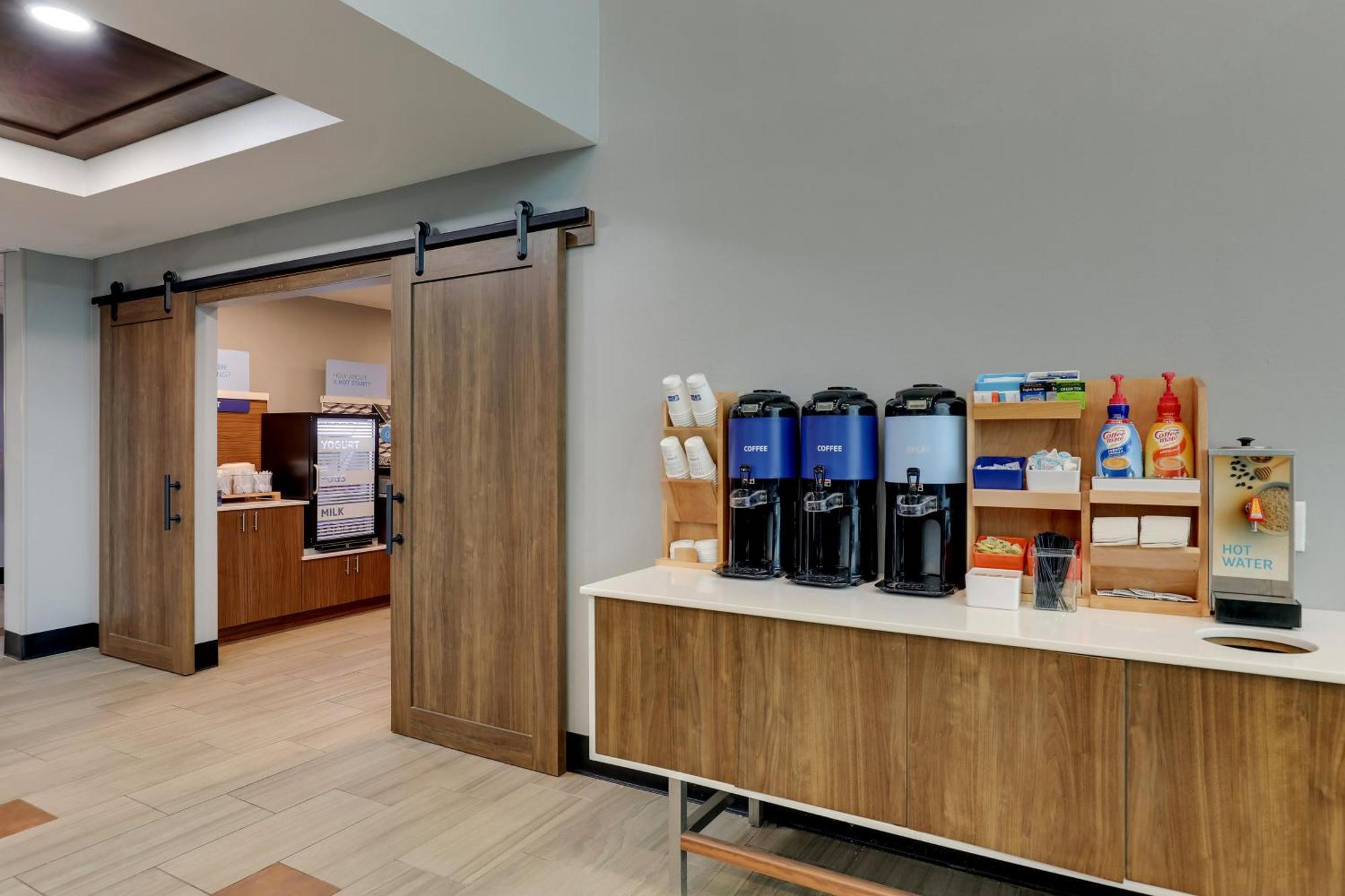 Holiday Inn Express Hotel & Suites Richmond By Ihg Exterior photo