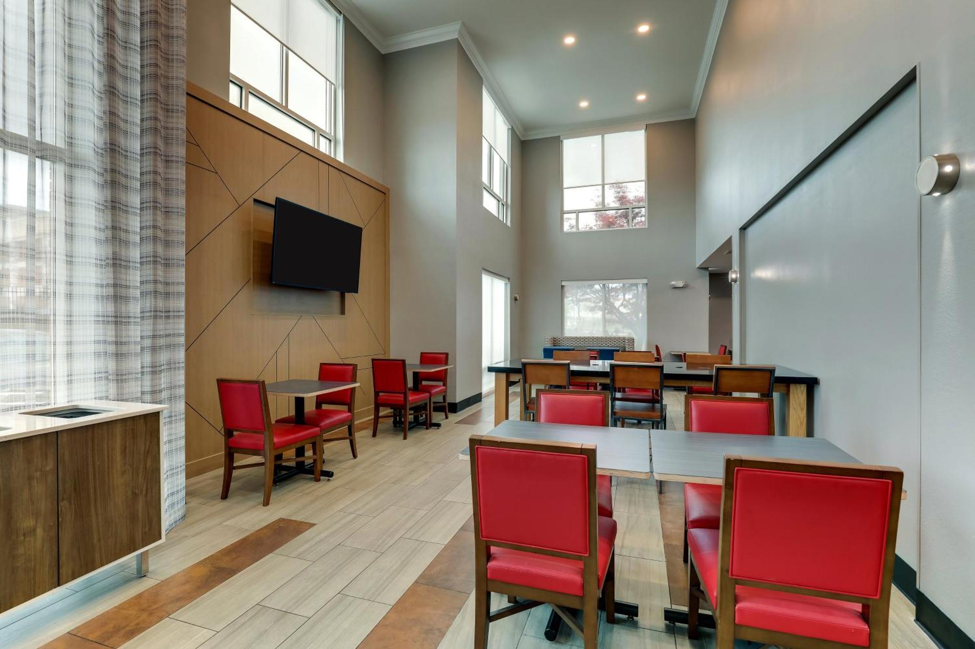 Holiday Inn Express Hotel & Suites Richmond By Ihg Exterior photo