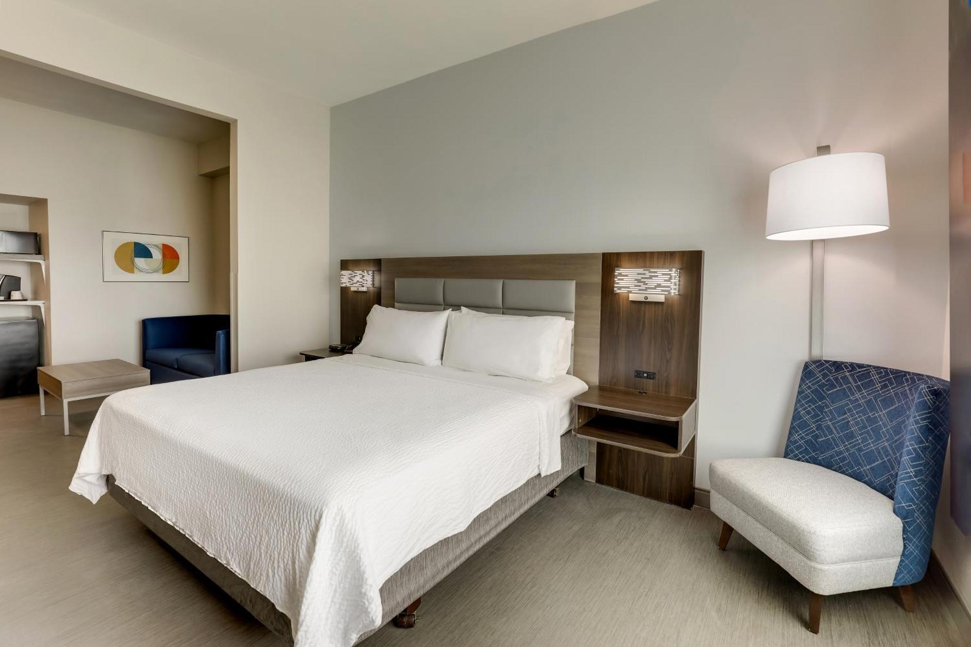 Holiday Inn Express Hotel & Suites Richmond By Ihg Exterior photo