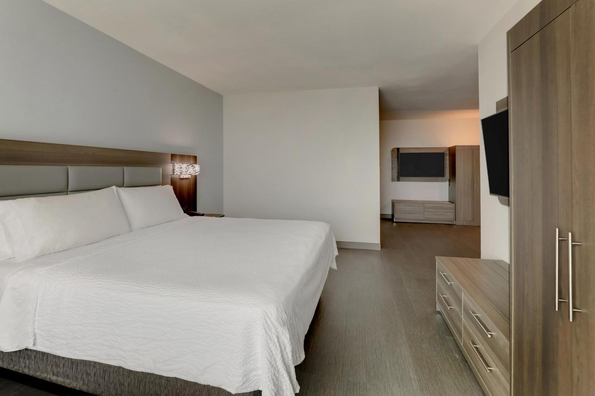 Holiday Inn Express Hotel & Suites Richmond By Ihg Exterior photo
