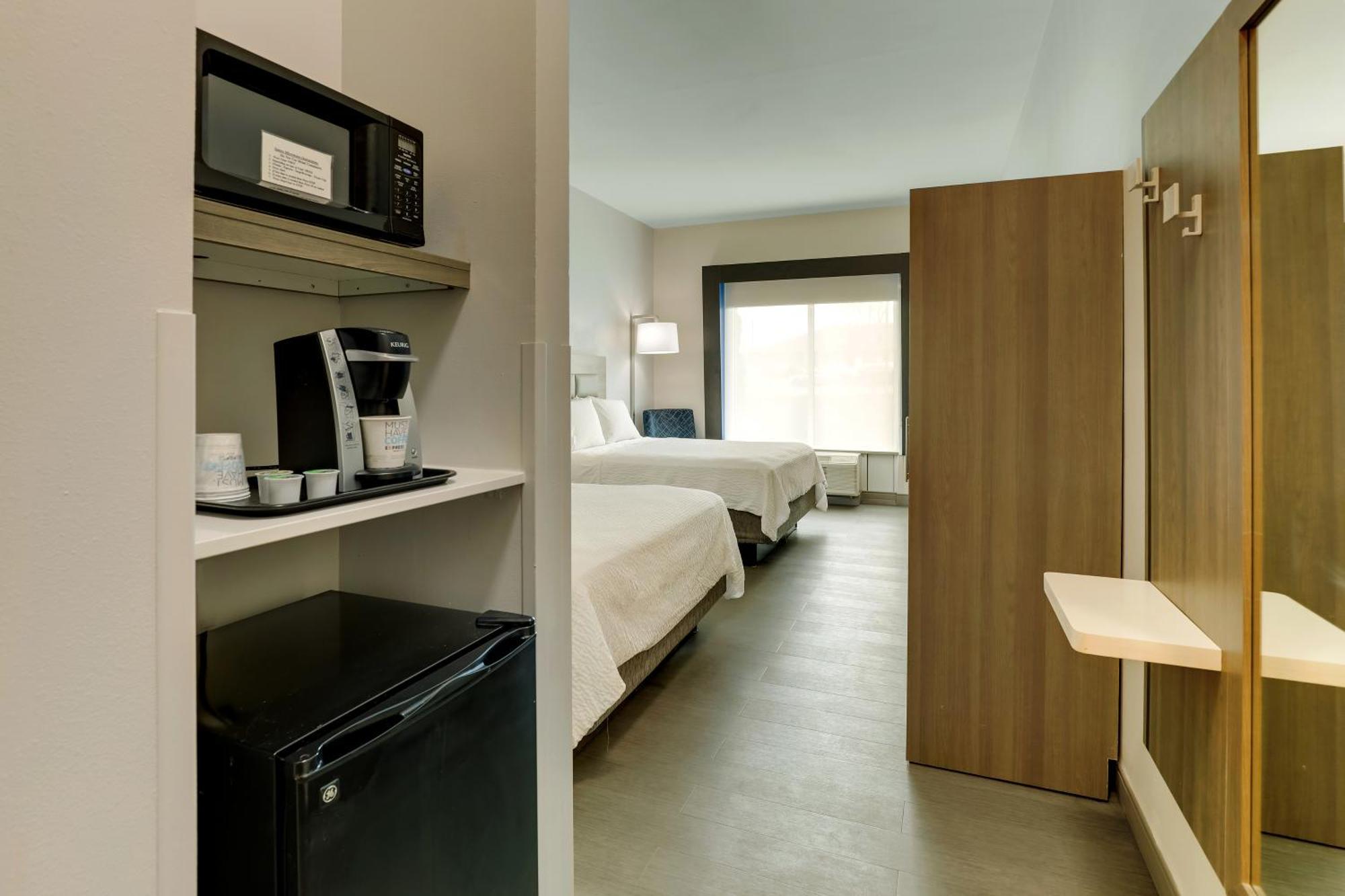 Holiday Inn Express Hotel & Suites Richmond By Ihg Exterior photo