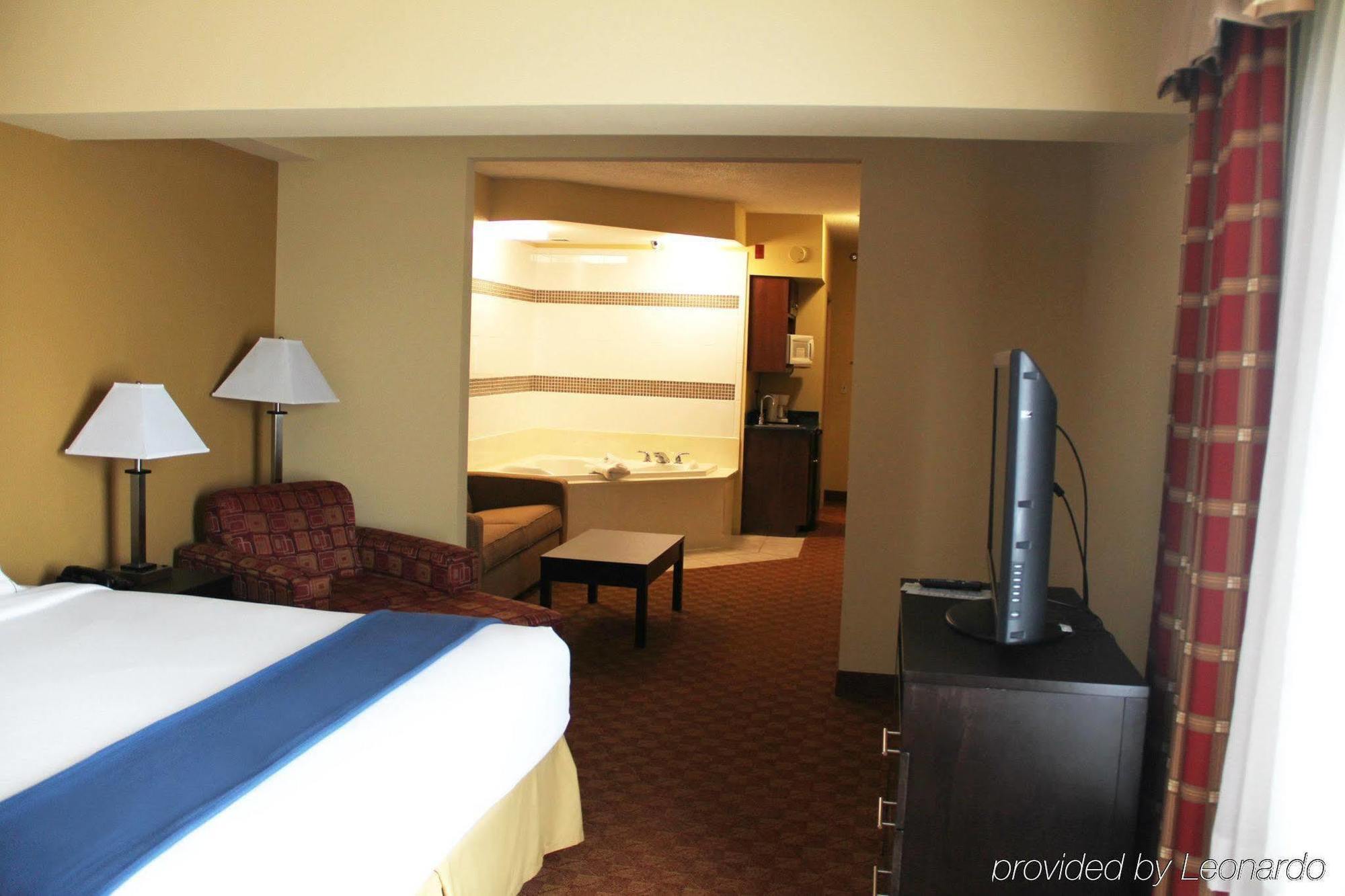 Holiday Inn Express Hotel & Suites Richmond By Ihg Exterior photo